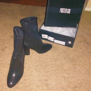 DOLLSKILL NEVER WORN ANKLE HIGH BOOTIES🕷🕸🌚